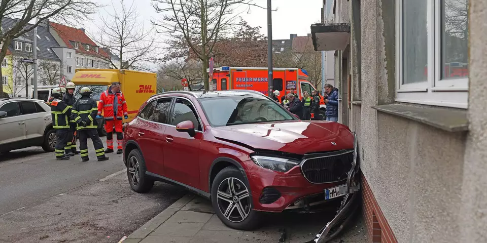 Der gegen die Wand gefahrene Mercedes. Foto: Lenthe-Medien