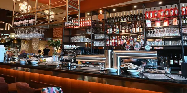 Der Tresenbereich in dem neuen Restaurant. Foto: Lenthe-Medien