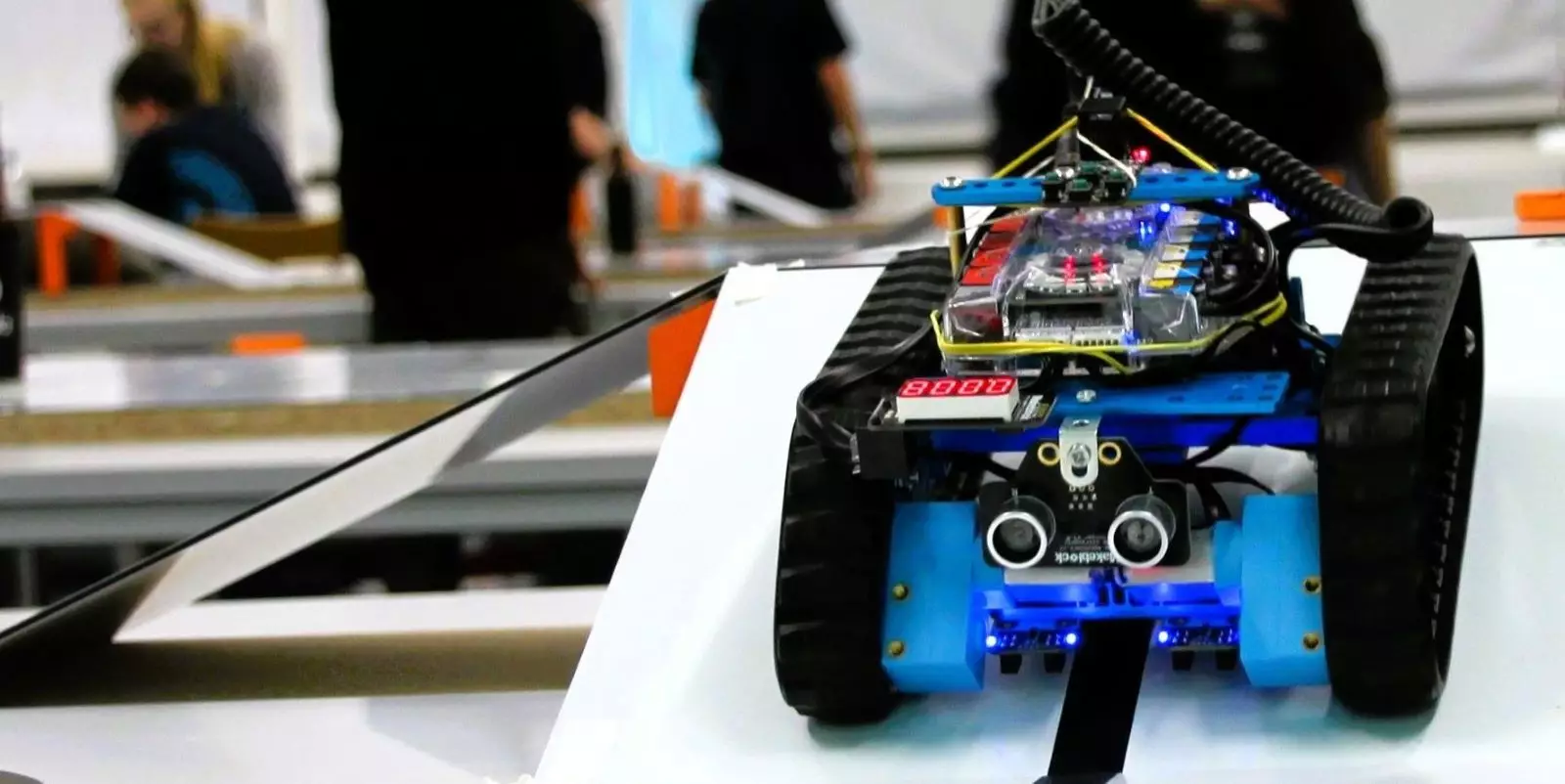 In Wettbewerben müssen die kleinen Roboter selbständig Hindernisse umfahren. Foto: TU Hamburg