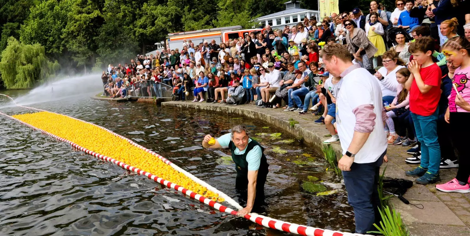 Der große Moment: Unter dem Applaus der vielen Zuschauer fischt Rotarier Lühr Weber die Sieger-Ente aus der Außenmühle