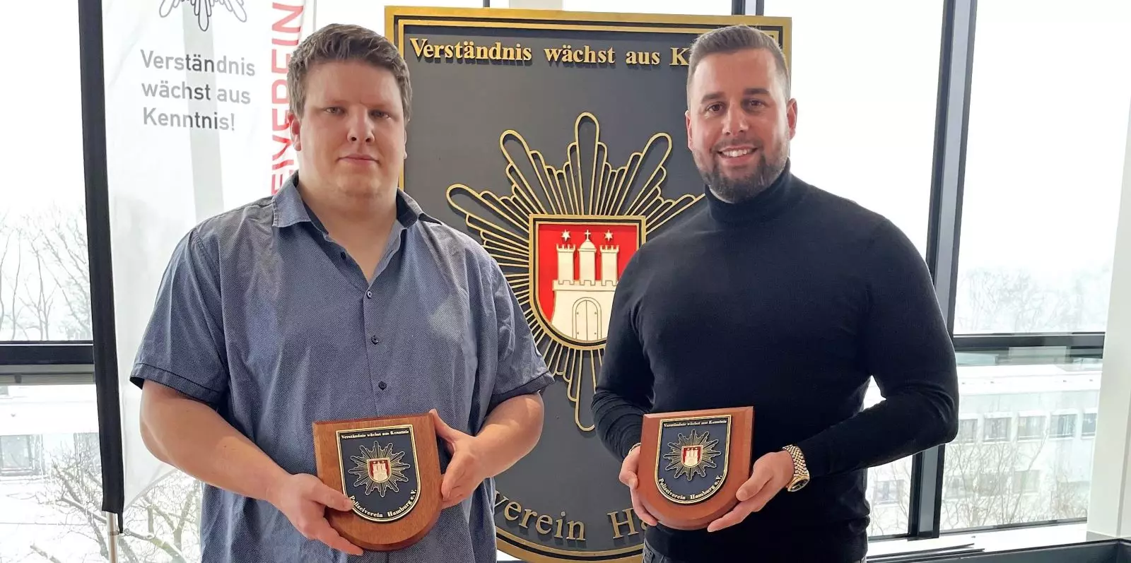 Marvin Gerdes (links) und Andreas Lubitz mit ihrem Preis. Foto: Stadtreinigung