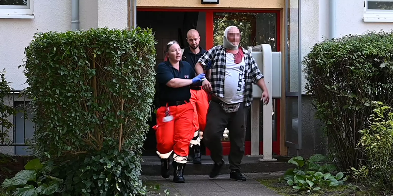 Der Verletzte konnte noch selbst zum Rettungswagen gehen. Foto: Lenthe-Medien