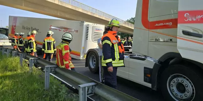 Fotos: Der spektakuläre Unfall mit einem Sattelzug auf der A 7 erforderte Mittwochabend den Einsatz der Feuerwehr Seevetal. Fotos: Pressestelle Feuerwehr Seevetal