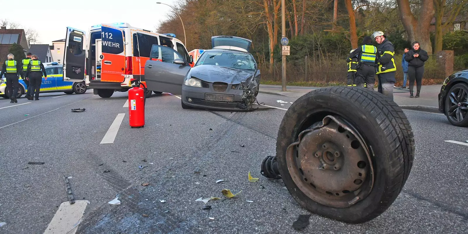 Bei dem Unfall wurde vom Wagen der Verursacherin ein Rad abgerissen. Foto: Lenthe-Medien