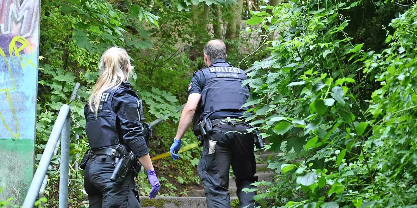 Polizisten such in der Grünanlage nach Drogenverstecken. Foto: Lenthe-Medien