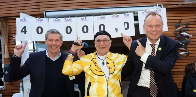 Riesenjubel über die Mega-Spende: Mirko Streiber (v.l.), Peter Sebastian und Andy Grote. Die Summe wurde durch Sponsoren auf 43.000 Euro erhöht. Foto: Christian Bittcher
