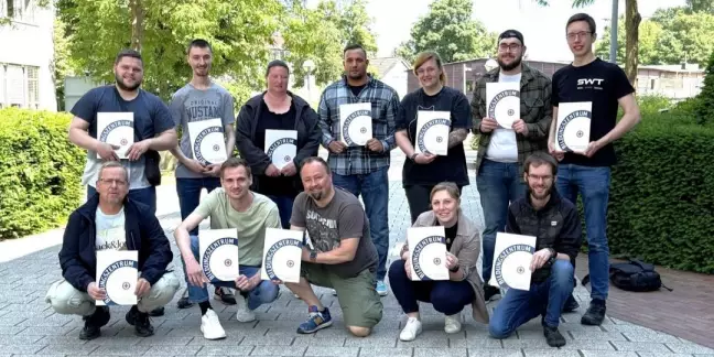 Zukünftig auf den neuen NTW im Einsatz: Die ersten Rettungssanitäter 100, mit Zusatzausbildung und der Erfahrung von mindestens 100 Notfalleinsätzen.  Foto: DRK-HH-Harburg 2025