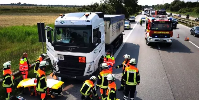 Die Feuerwehr Maschen musste nach dem Lkw-Unfall auf der A 1 auslaufende Betriebsstoffe abstreuen. Foto: Remon Hirschmeier, FF Maschen