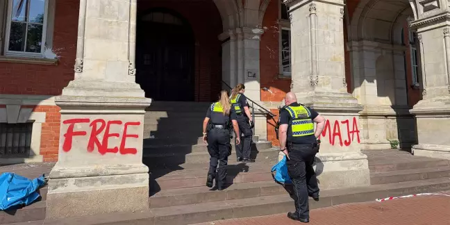 Polizisten vor dem besudelten Rathaus. Foto: Lenthe-Medie