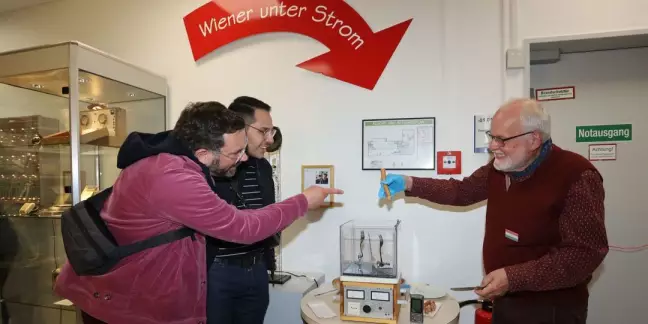 Wiener unter Strom gab es im electrum: Christian und Luis sind begeistert vom Experiment, das Christian Sielaff den Besuchern vorführte. Foto: Christian Bittcher