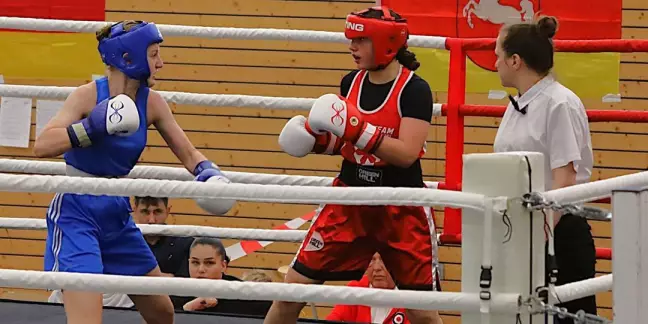 Der einzige Frauenfight: Honey Thomsen aus Kiel (rechts, in Rot) kämpfte gegen Luna Mämecke (Blau) aus Hildesheim und gewann. Foto: Christian Bittcher
