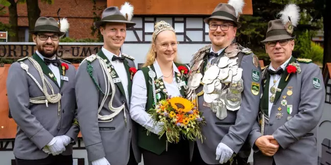 Das neue Königsgespann in Moorburg: Königspaar Marlon Seltmann und Jessica Sabsch mit den Adjus Marcel Ritter, Micha Rüpke und Michael Seltmann.