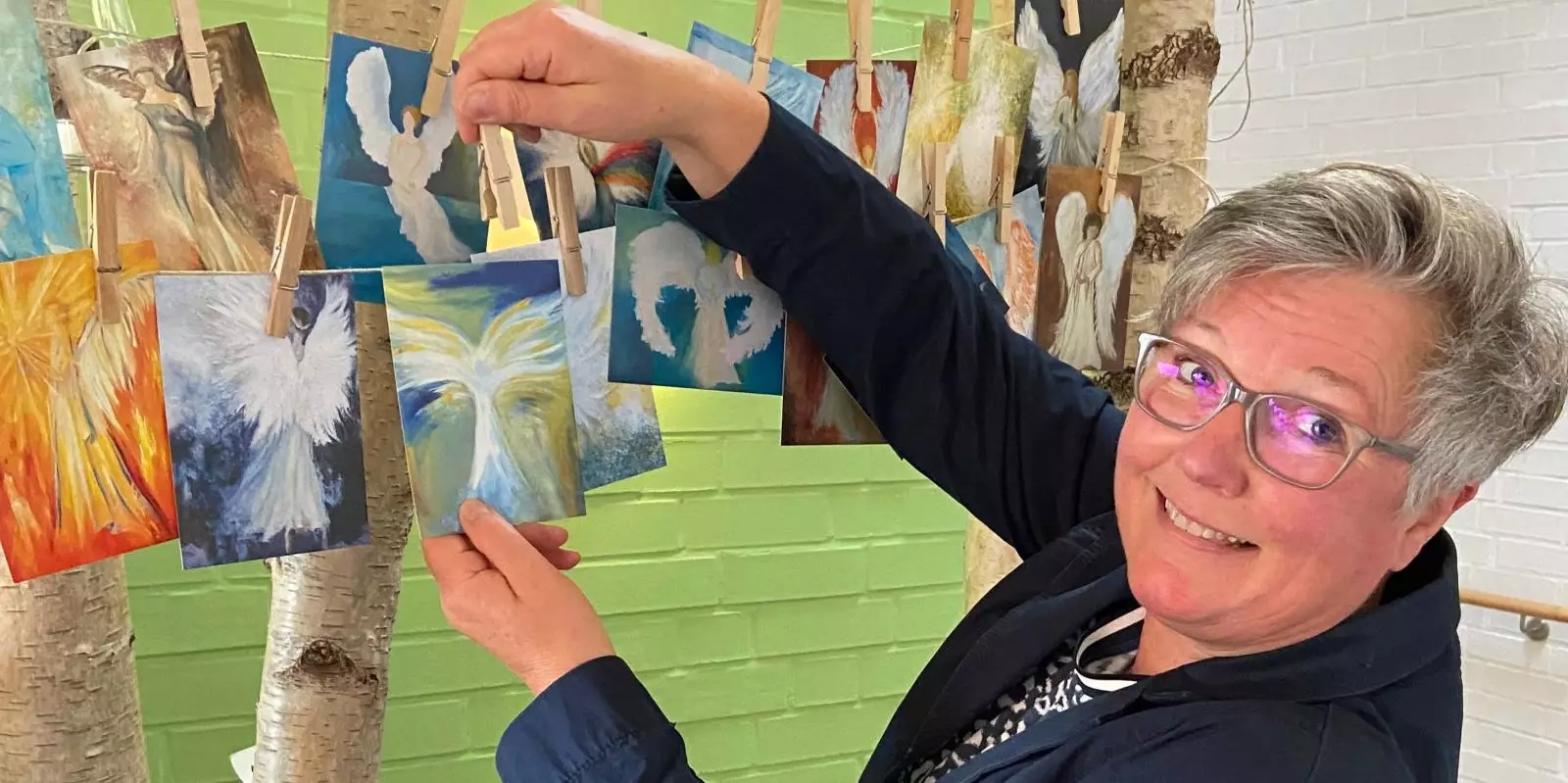 Hospizleiterin Britta True zeigt die Engelkarten. Einzelne Motive können gegen eine individuelle Spendensumme ab sofort gekauft werden.Foto: DRK Harburg/Stefani Thomson