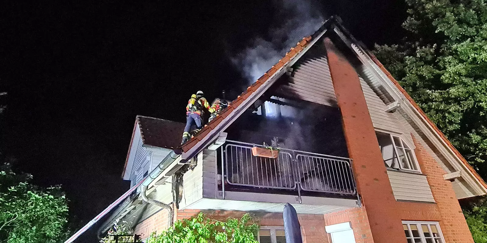 Das vom Blitz getroffene Wohnhaus am Harmsweg. Foto: Feuerwehr