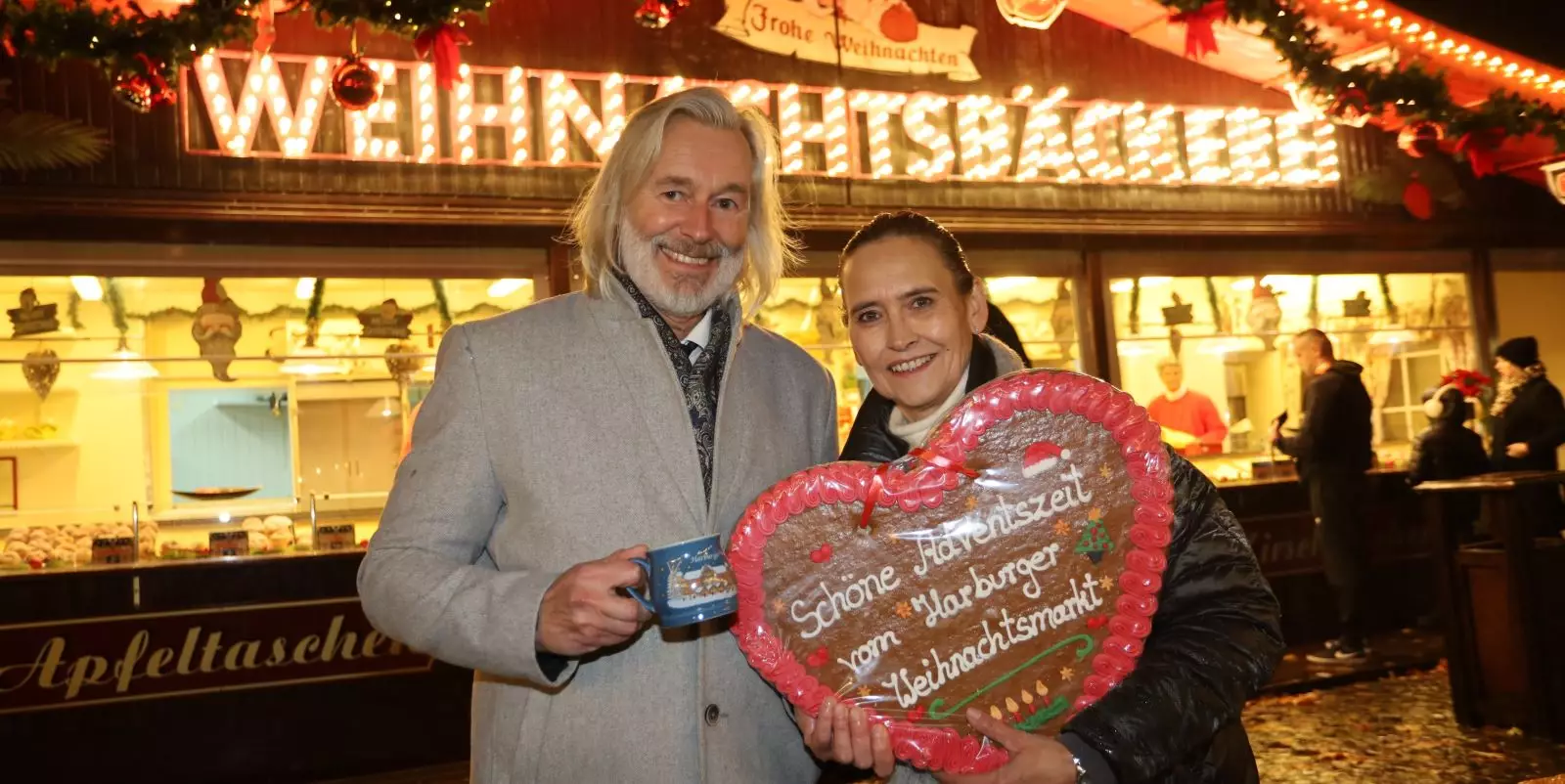Anne Rehberg und Dierk Trispel eröffneten am Donnerstagabend den Weihnachtsmarkt. Foto: Christian Bittcher