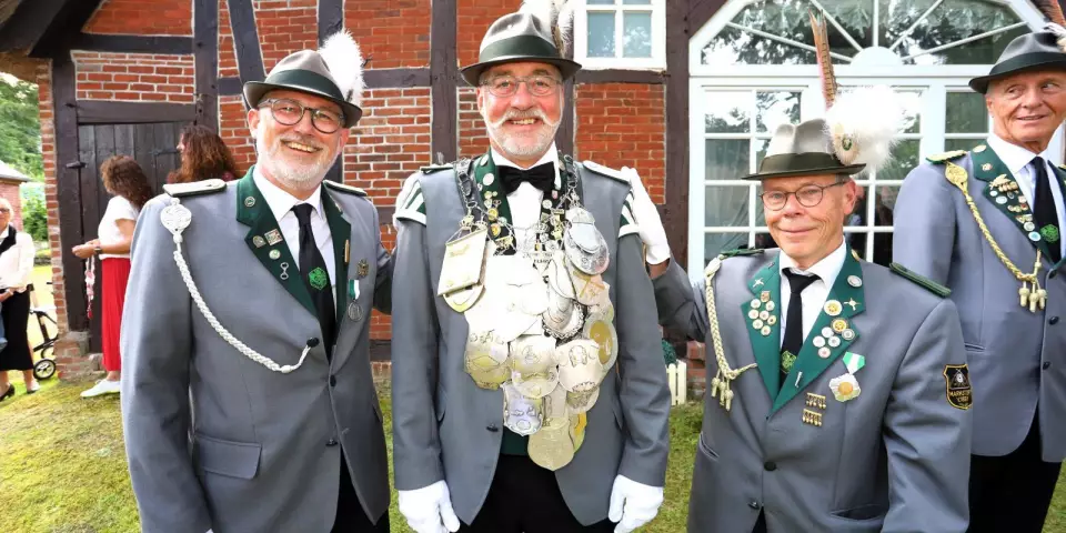 Majestät Michael Pahlke mit seinen Adjus Oliver Mäth (links) und Karl-Heinz Taudien. Foto: Christian Bittcher