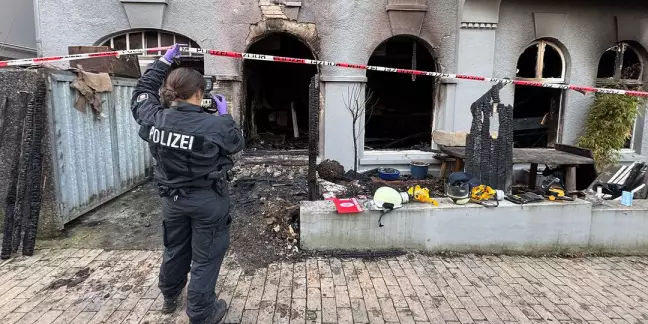 Spurensicherung durch Brandermittler. Links die Müllbehälter, in deren Bereich der Brand ausbrach. Foto: zv