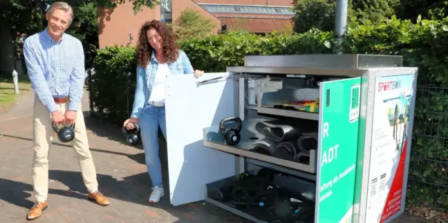Andrea Nitzsche (Abteilung Kinder, Jugend und Sport) und Bürgermeister Jan-Hendrik Röhse probierten die Geräte aus der Sportbox in Rathausnähe aus. Foto: Stadt Buchholz