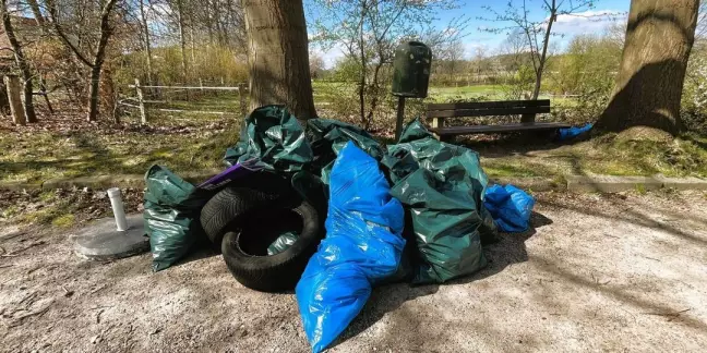 Autoreifen, Unrat und Müllsäcke wurden am Wochenende auf dem Ausflugs-Parkplatz entsorgt. Foto: Christian Bittcher