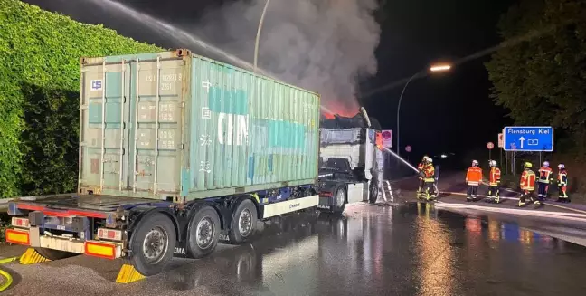 Die Feuerwehren mussten eine brennende Zugmaschine eines Sattelzugs auf der Tank- und Rastanlage Harburger Berge an der A7 löschen. Fotos: Thomas Müller, FF Maschen