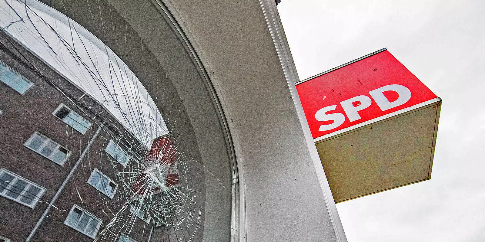 Demolierte Scheibe beim SPD-Büro. Das Bild symbolisiert den Zustand der Genossen in Harburg. Foto: zv