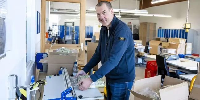 Vorstandsvorsitzender Andreas Sommer bei der Arbeit in der Werkstätte der ViaNova in Buchholz.