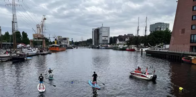 Die SUP-Sportler zeigten sich am Sonntag unbeeindruckt von den Regenwolken und hatten ihren Spaß. Foto: Christian Bittcher
