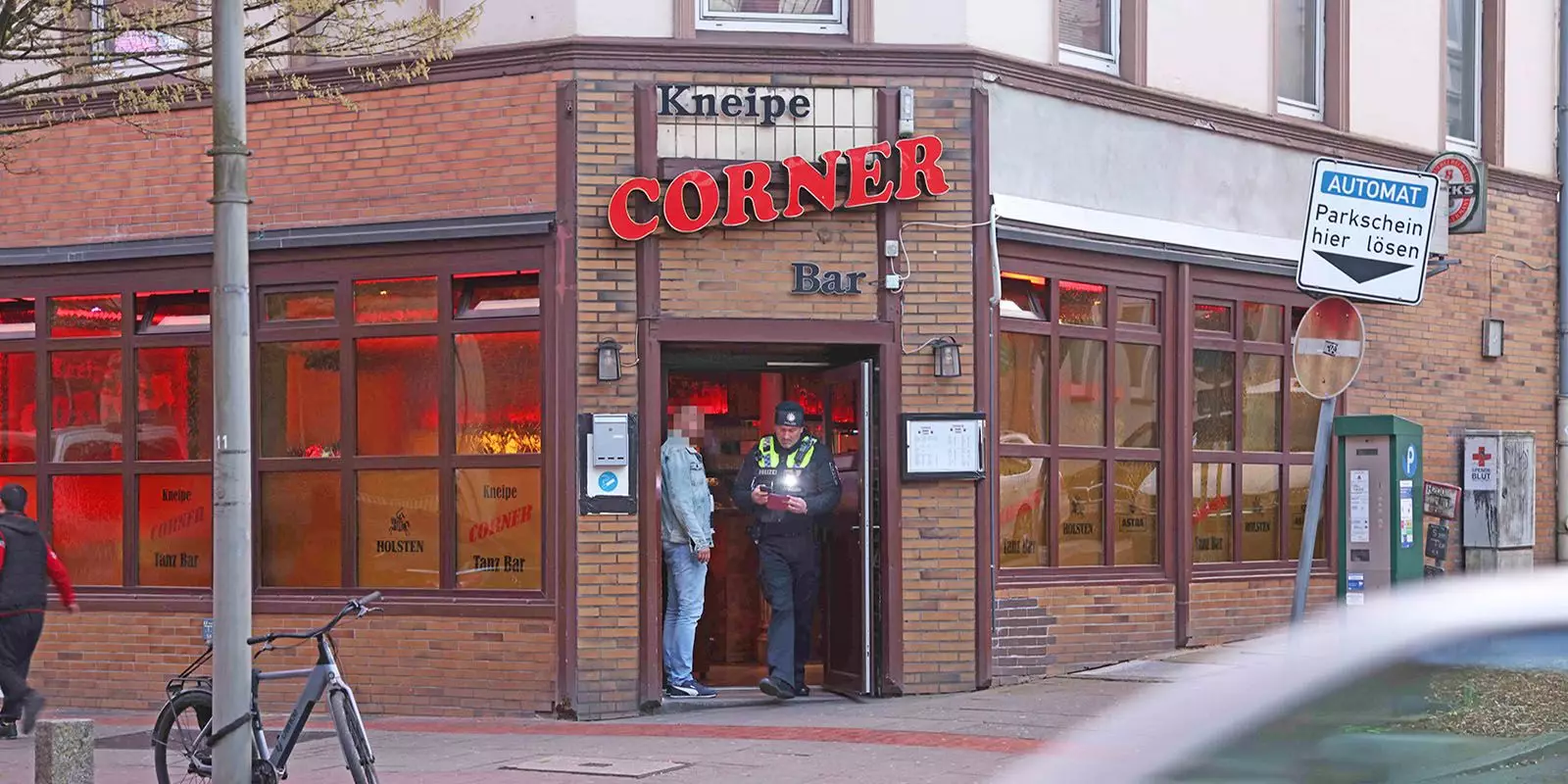 Ein Polizist im Eingang des Corner an der Wilstorfer Straße. Foto: Lenthe-Medien