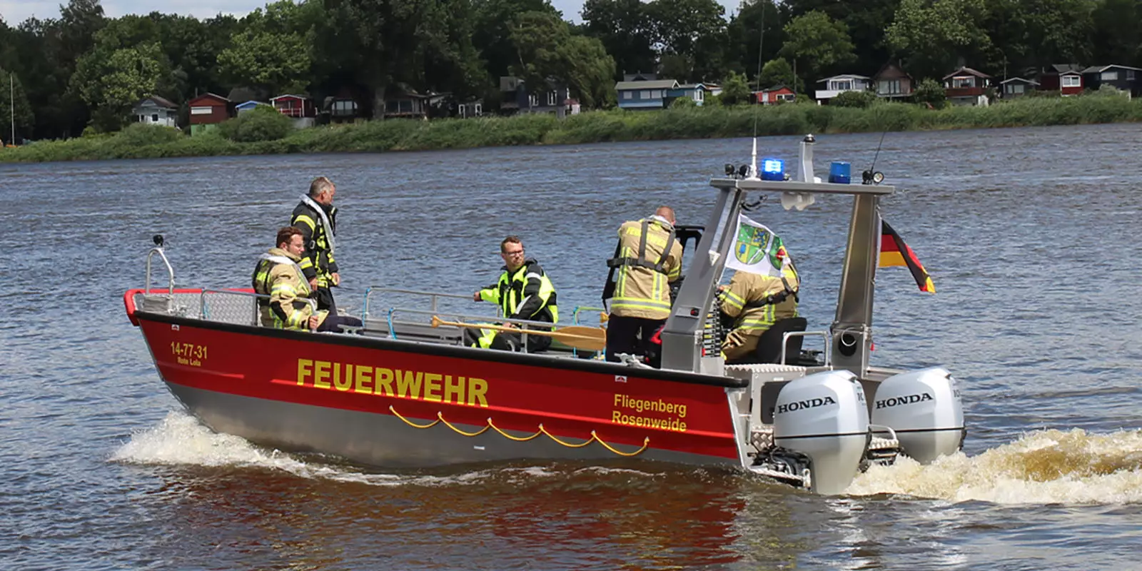 Einsatzkräfte der Feuerwehr suchten auch von Booten aus. Foto: Feuerwehr