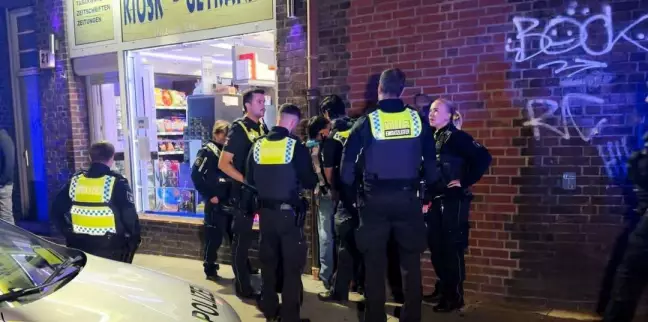 Ein Mann wurde in Gewahrsam genommen und zur Polizeiwache Harburg gebracht. Foto: Lenthe-Medien