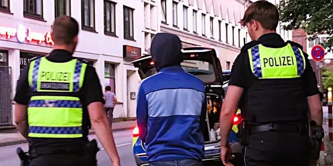 Alle Tatverdächtigen wurden mit zum Polizeirevier Harburg genommen und  nach Abschluss der Maßnahmen an ihre Erziehungsberechtigten übergeben. Foto: Lenthe-Medien
