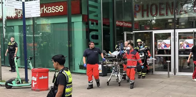 Der verletzte Mann kommt unter Reanimationsbedingungen in ein Krankenhaus. Foto: Lenthe-Medien 