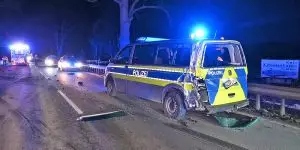 LKW kracht in Polizeifahrzeug - Landstraße zwischen Stelle und Maschen vollgesperrt