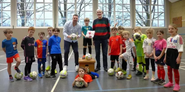  Jascha (Mitte) wurde von Jugendfußballobmann Steffen Schön (links daneben) und TuS-Vorsitzenden Walter Hagemann (rechts daneben) im Kreis seiner Mitspielerinnen und Mitspieler der U8-Junioren als 2000. Mitglied begrüßt