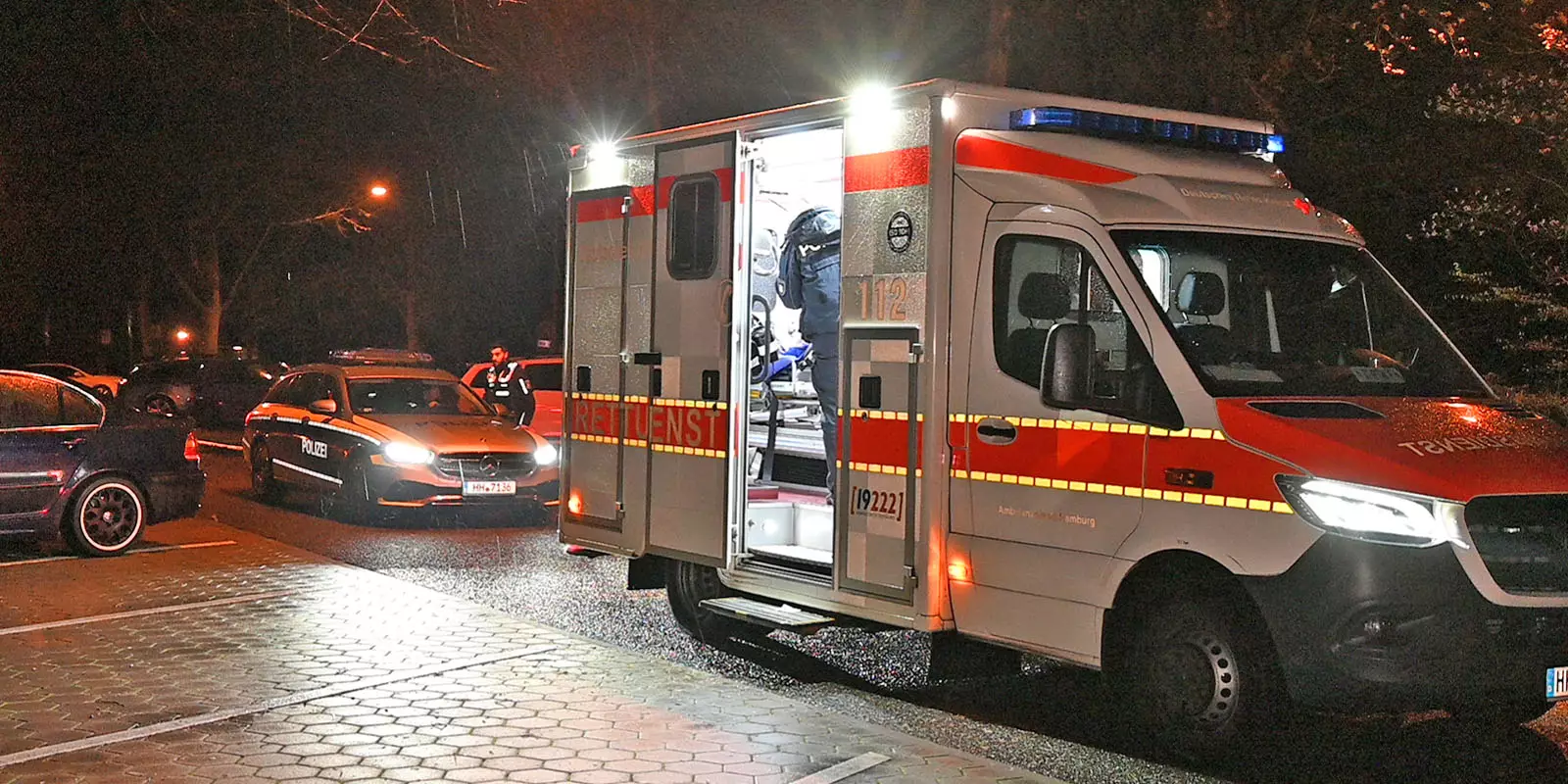 Ein Rettungswagen ist am Gotthelfweg für den Verletzten vorgefahren. Foto: Lenthe-Medien