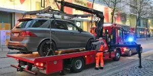 Soko Autoposer stellt Mercedes ML 350 in der Moorstraße sicher
