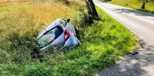 In diesem Opel Corsa wurden die Fahrerin und ein Kleinkind bei dem Unfall verletzt. Foto: Polizei