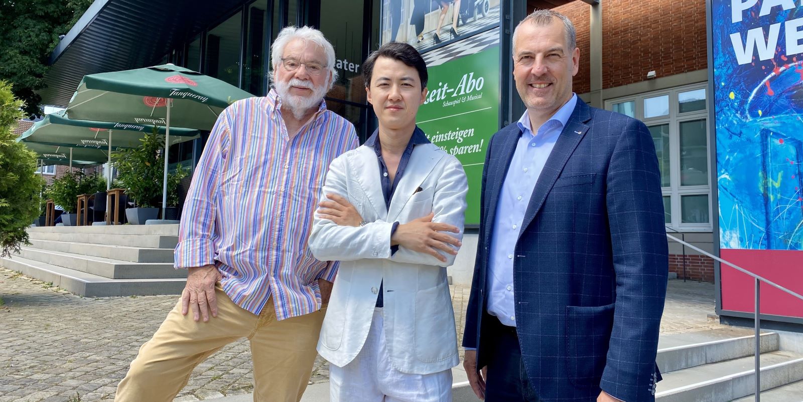 Andreas Sommer (von rechts), Vorstandsvorsitzender der Sparkasse Harburg-Buxtehude, freut sich mit dem Star-Pianisten Haiou Zhang und dem IMF-Intendanten Dieter Klar auf das zweite Konzert im Harburger Theater. Es findet am 5. September statt, der Vorverkauf läuft. Foto: Sparkasse/Lepél