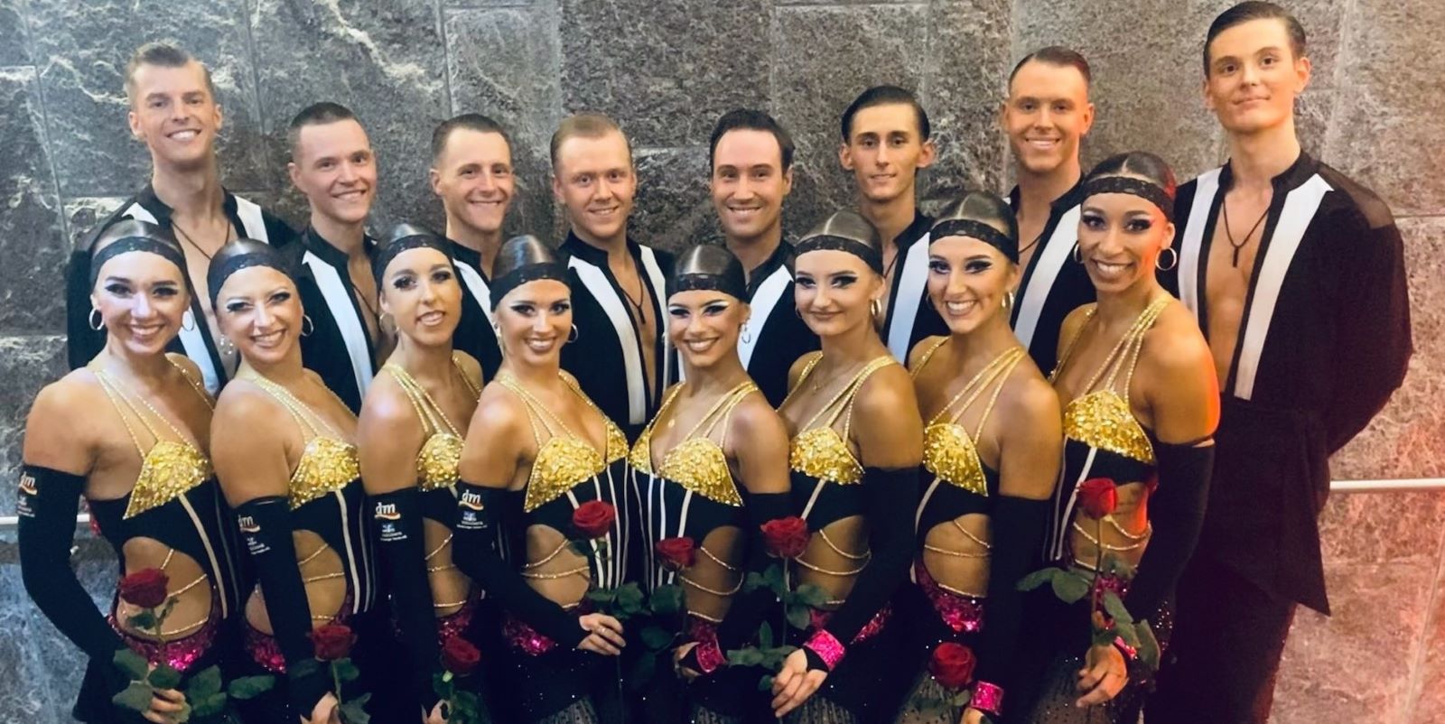 Die acht Paare des Buchholzer Blau-Weiss-Teams, amtierende deutsche Vizemeister, starten bei der Deutschen Meisterschaft der Formationsteams in der Bremer Stadthalle. Foto: privat