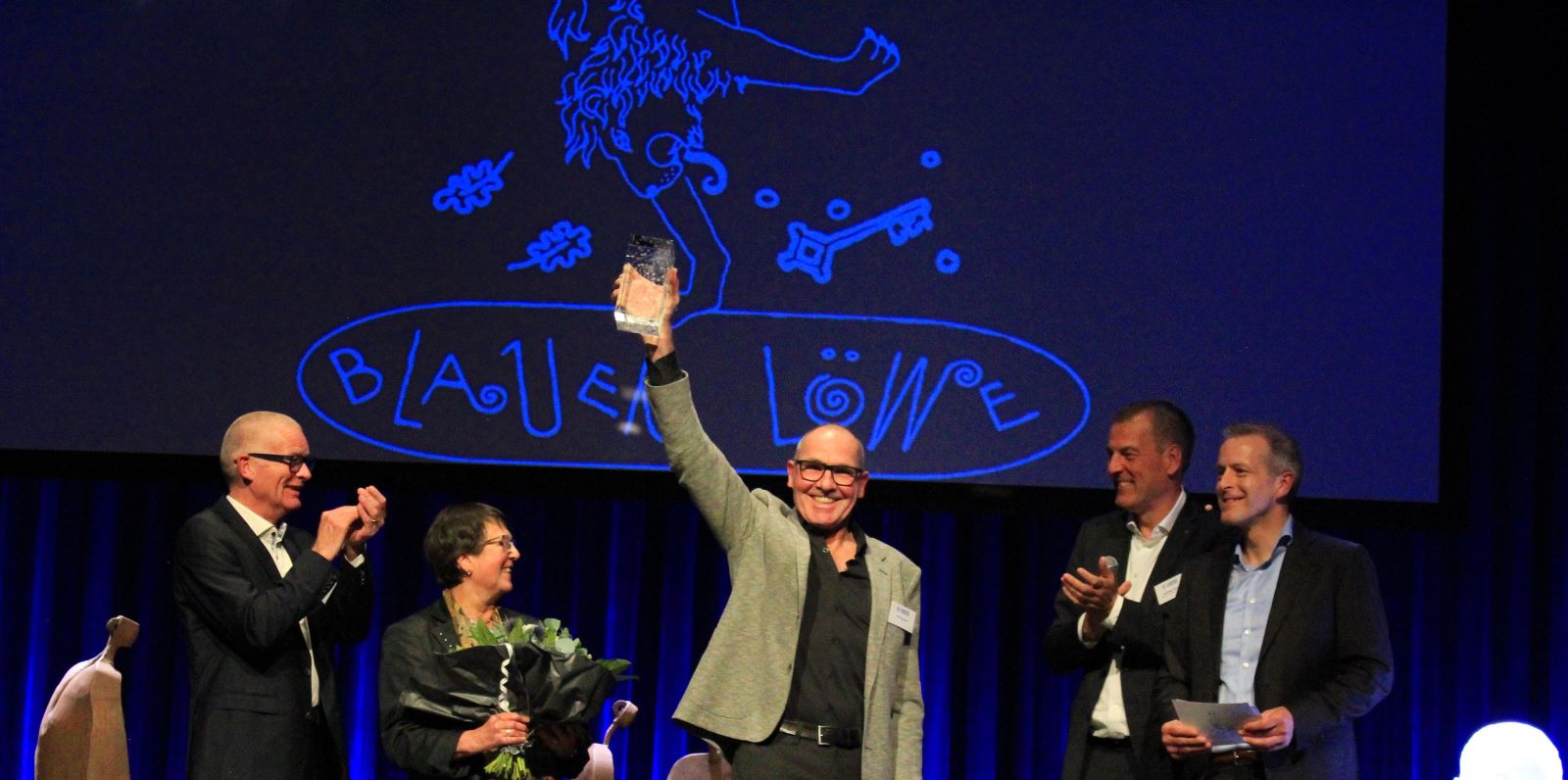 Jubel bei der Preisübergabe: Dr. Christian Hummert, Christa Beyer, Ulf Petersen, Andreas Sommer, Christoph Reise. Foto: FLMK