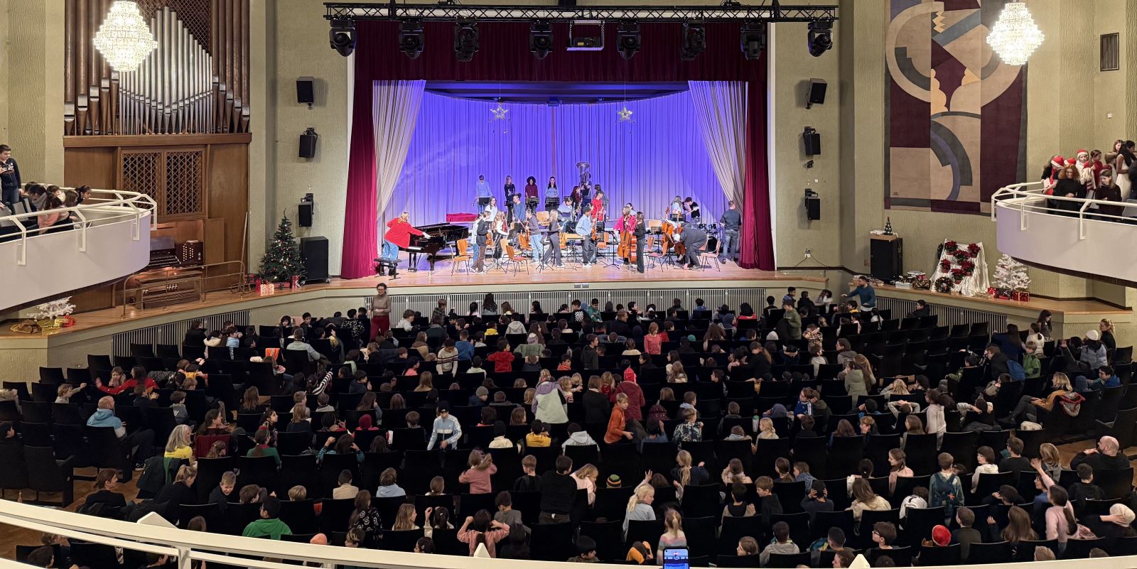 Das Friedrich-Ebert-Gymnasium lädt bei freiem Eintritt herzlich zum diesjährigen Weihnachtskonzert ein. Foto: pr