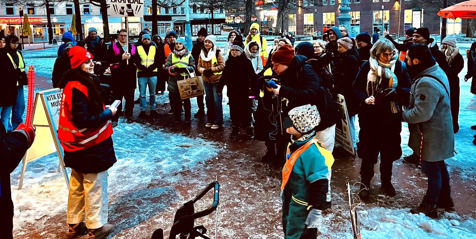 Protest-Aktion vor dem Rathaus gegen die Schließung der integrativen Kita in Marmstorf. Foto: pr