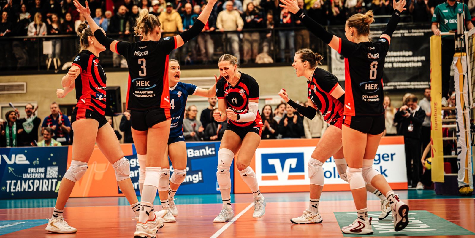 Außenangreiferin Svea Frobel (Mitte, 11) will mit ihren Teamkolleginnen an die guten Leistungen gegen Aachen anknüpfen.  Foto: Justus Stegemann
