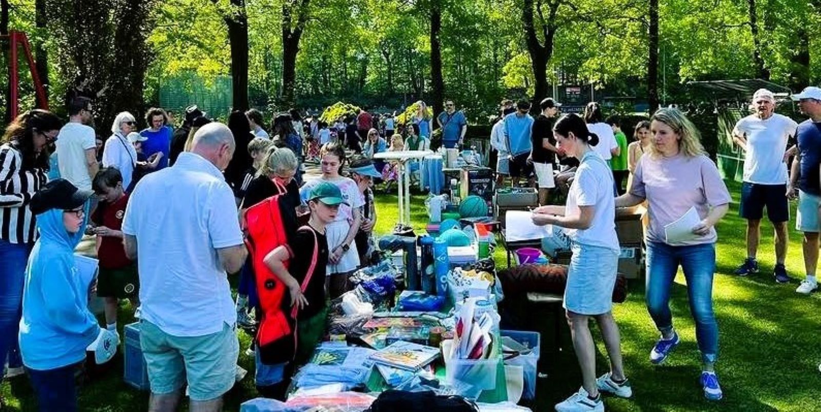 Tag der offenen Tür bei der TGH: Der Flohmarkt lädt zum Stöbern ein. Foto: privat