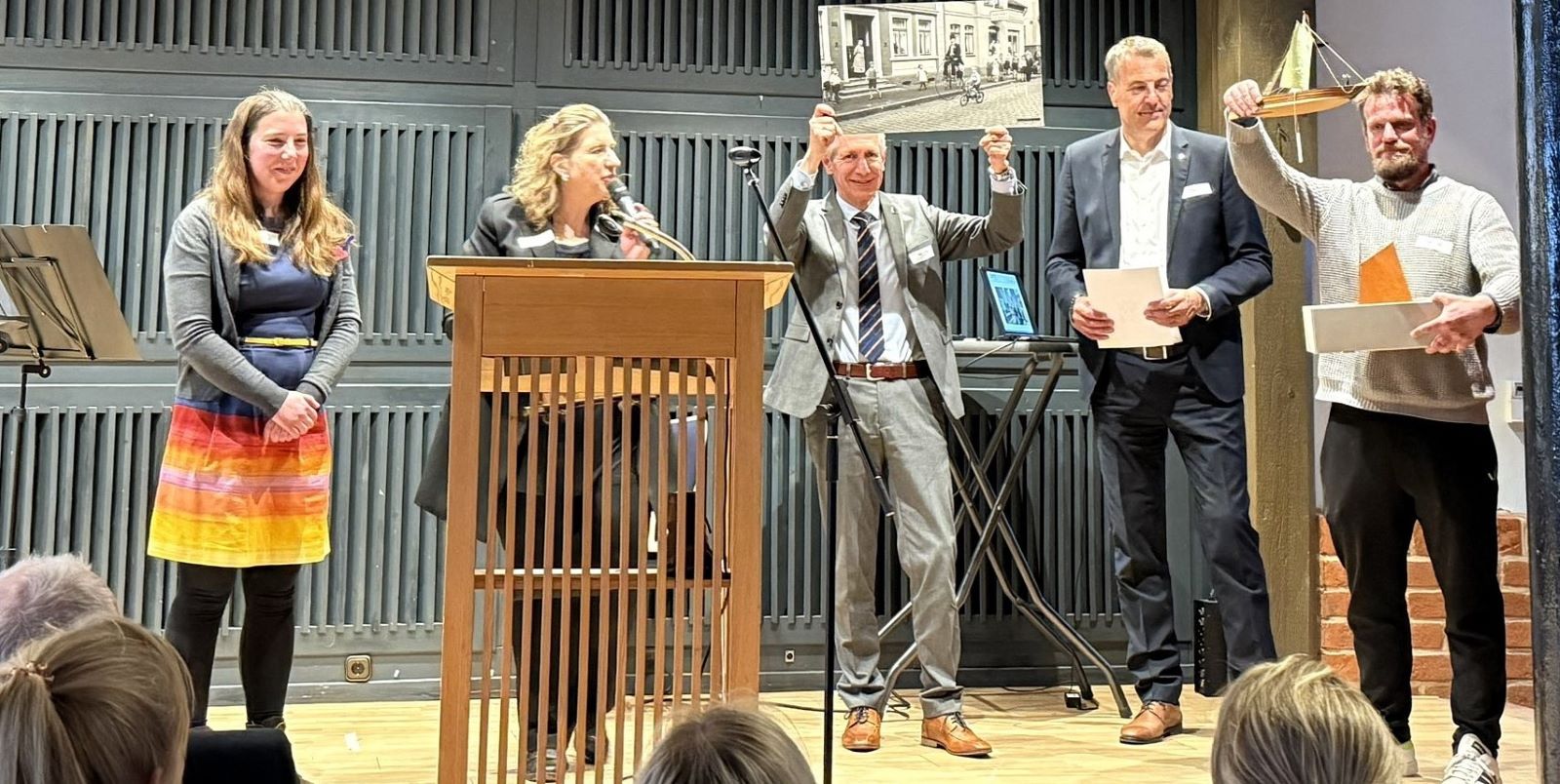 Das Museum im Marstall nimmt einen der zehn Kultursommerpreise 2026 für „Neue Wege“ entgegen: Es gratulieren Marie-Nathalie Schrötke, Projektleiterin Kulturlandkreis Harburg (links), Landrat Rainer Rempe (Mitte) und Andreas Sommer, Vorstandsvorsitzender der Sparkasse Harburg-Buxtehude (2. v. r.). Bild: FLMK   