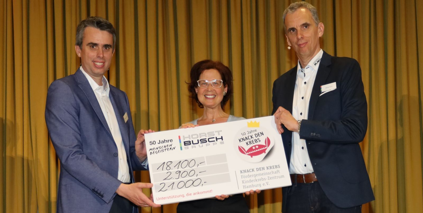 18.100 Euro Spenden kamen durch die Gäste zusammen. Die Summe wurde von der Unternehmensgruppe um 2.900 Euro erhöht, so dass Oliver und Markus Seib auf der Bühne die stolze Summe von 21.000 Euro an Janine Hoffmann vom Kinderkrebs-Zentrum übergeben konnten. Foto: Christian Bittcher