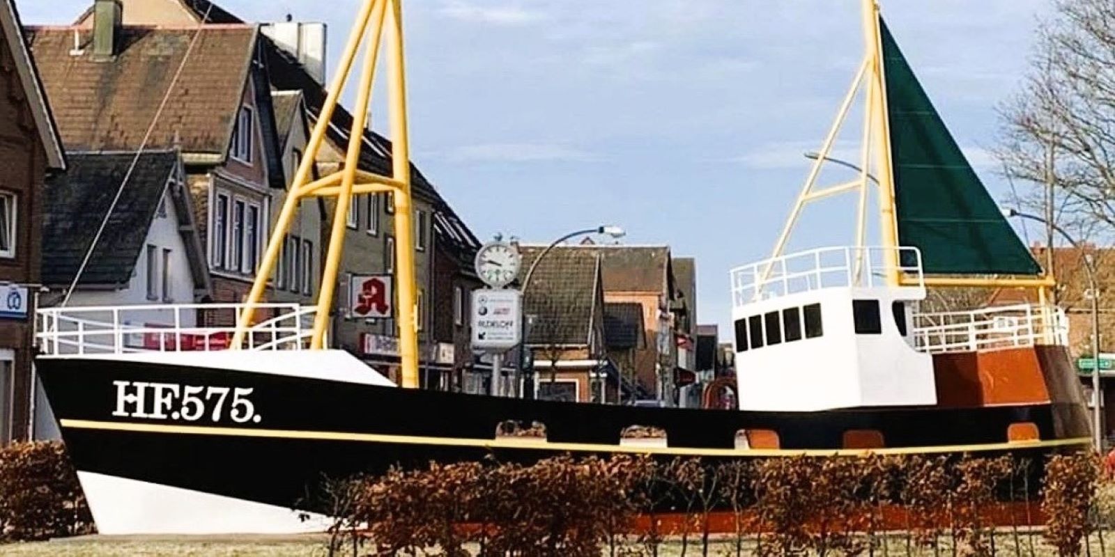 Der schon legendäre Kutter auf dem Kreisel hat in Finkenwerder hat jetzt einen regelrechten Kultstatus.  Foto: pr