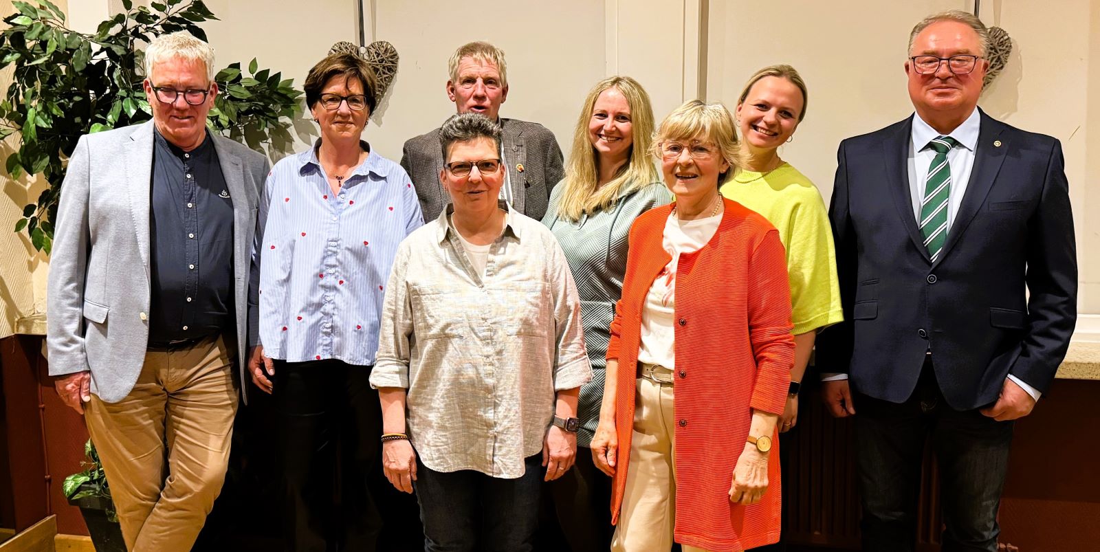 Der alte und neue Vorstand beim Reit- und Fahrsport Sieversen: Carsten Witt (von links), die Vorsitzende Andrea Steinert, Christian Witt, Sarah Warzecha, Michelle Wolf und Hans-Joachim Giebel. Vorn: Dunja Hess (links) und Gisela Böttcher. Foto: pr