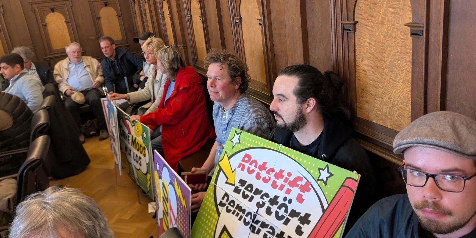 Mit vielen Plakaten ausgerüstet zeigte Suedkultur große Präsenz im Sitzungssaal. Foto: Jan Schröder