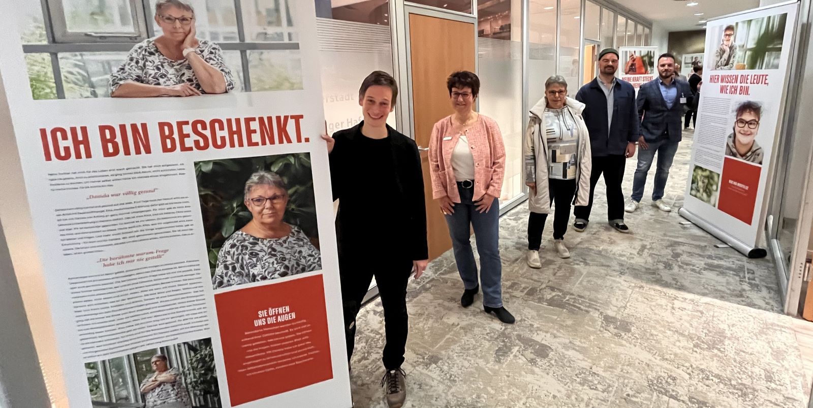 Carolin George (v.l., Autorin), Ulrike Peter (Protagonistin), Ellen Kühn (stellv. Vorsitzende des Vereins Lebenshilfe Lüneburg-Harburg e.V.), Mathias Mensch (Fotograf und Art Director) sowie Marcel Corsi (Sparkasse Harburg-Buxtehude) eröffneten die Ausstellung in der Sparkasse am Sand. Foto: Christian Bittcher